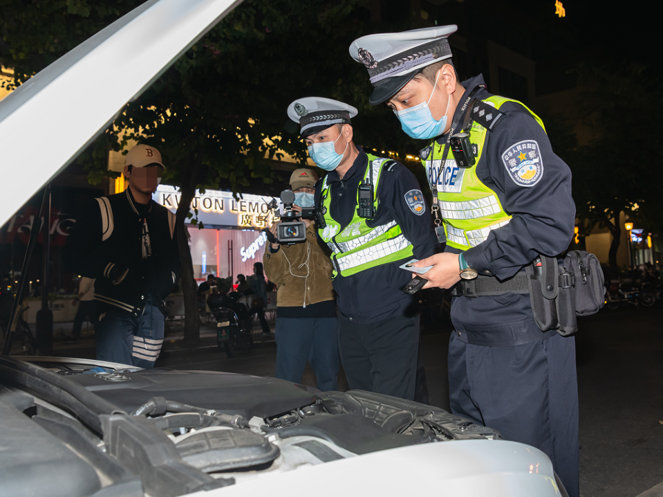 交警在查處非法改裝車。通訊員供圖