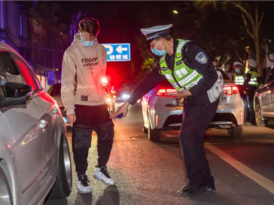 交警在查處非法改裝車。通訊員供圖