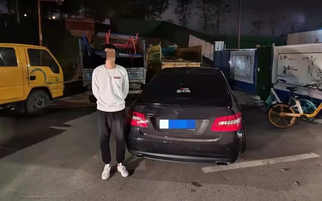 男子駕駛經過改裝的小車參加聚會，被當場查獲。通訊員供圖